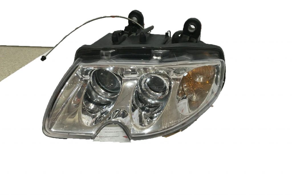 Maserati-Quattroporte-Xenon-Left-Headlight (3)