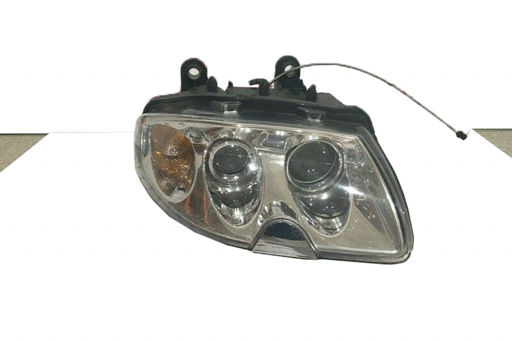 Maserati-Quattroporte-Xenon-Right-Headlight (1)