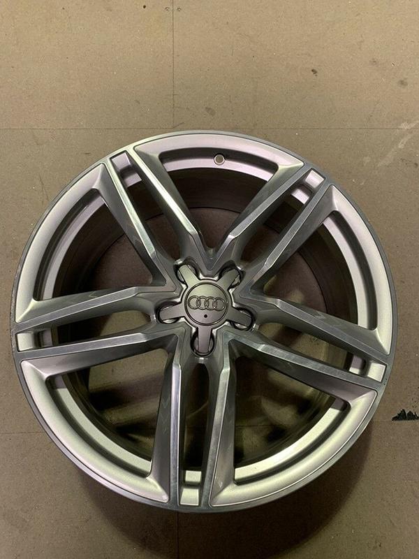 Genuine Audi wheel with 5-arm center cap